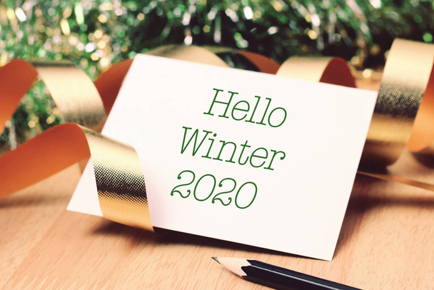 Bonjour hiver 2020 avec décoration colorée. Je vous souhaite de merveilleux souvenirs en cette joyeuse saison - Photo, image