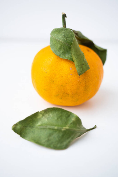 Mandarín Foto fruta cítricos naranja con hojas - Foto, Imagen