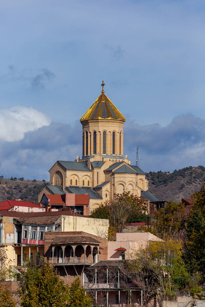 Tbilisin pyhä kolminaisuuden katedraali - Georgian ortodoksisen kirkon pääkatedraali, arkkitehtuuri - Valokuva, kuva