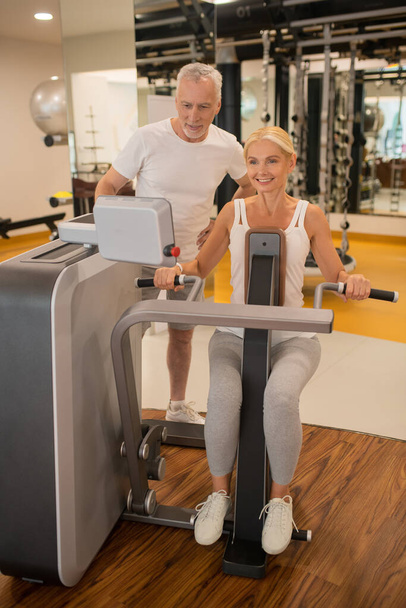 Mid-aged man and a woman having a workout in the gym - Foto, Bild