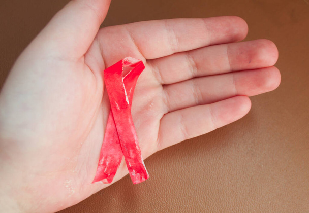 Aids-Aufklärungsband, rotes Band, Hiv-Bewusstseinskonzept, Welt-Aids-Tag. Welt-Aids-Waisentag. Monat des Bewusstseins - Foto, Bild