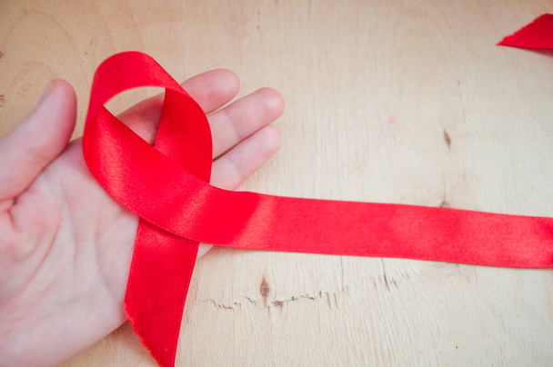 AIDS farkındalık kurdelesi, kırmızı kurdele, HIV farkındalığı konsepti, dünya AIDS günü. Dünya AIDS Yetimleri Günü. Farkındalık Ayı - Fotoğraf, Görsel