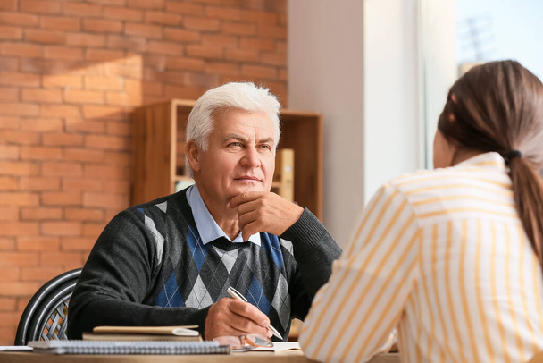 Senior male psychologist working with patient in office - Foto, afbeelding