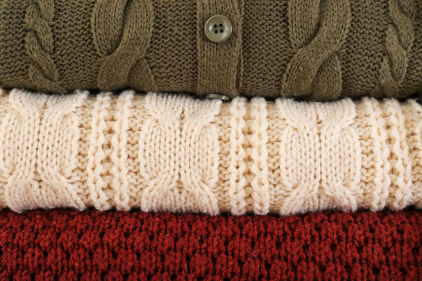 Stapel warme winterkleding als achtergrond - Foto, afbeelding