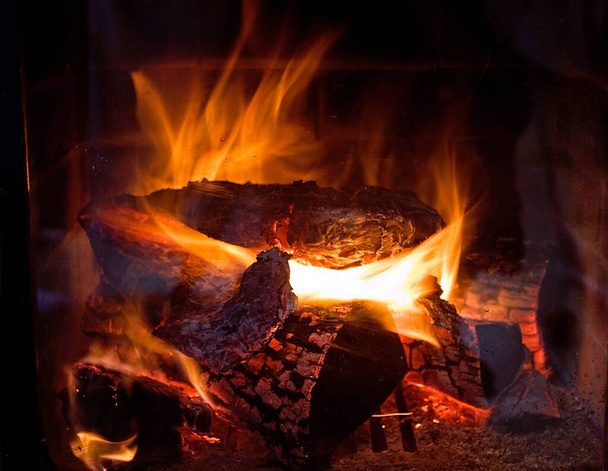 ogień w kominku przez szybę - Zdjęcie, obraz