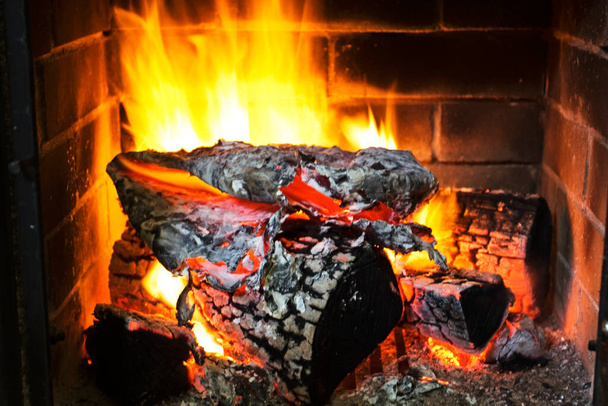 fuego en la chimenea - Foto, Imagen