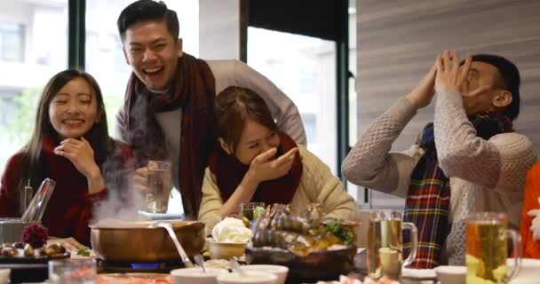 счастливые друзья веселятся в ресторане с горячей кастрюлей - Кадры, видео