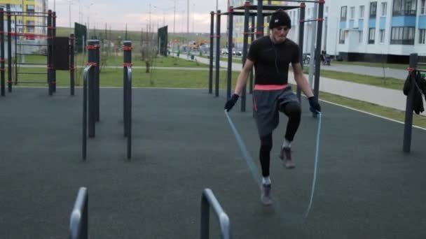 Hombre entrenando al aire libre en el campo de deportes - Metraje, vídeo