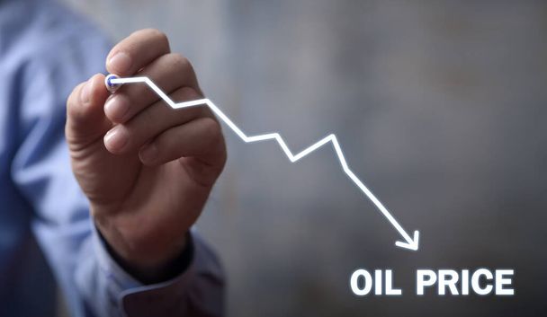 Man drawing down arrow. Reducing oil prices - Photo, Image