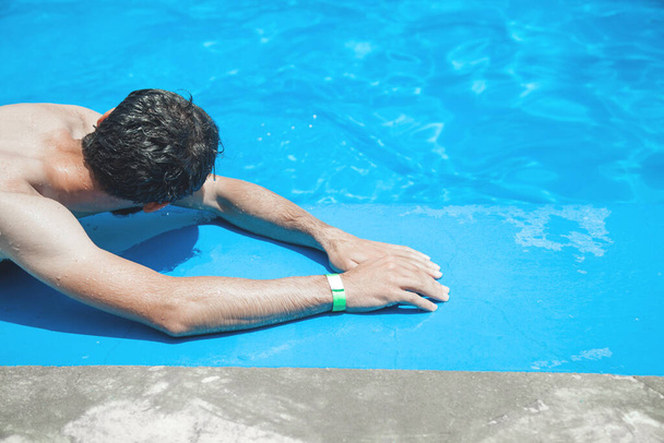 Homme caucasien dans la piscine.  - Photo, image