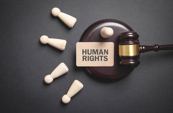 Судья молоток с деревянными человеческими фигурами. Права человека - Фото, изображение