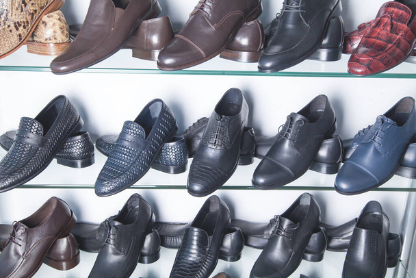 Elegantes zapatos masculinos de cuero en la tienda. - Foto, imagen