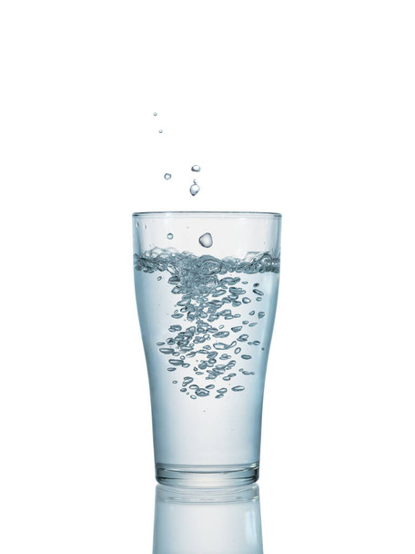 Água limpa fresca que despeja no vidro isolado no fundo branco - Foto, Imagem