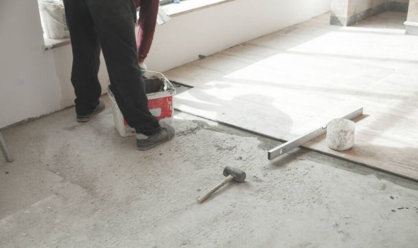Укладання підлоги керамічною плиткою. Ремонт підлоги
 - Фото, зображення