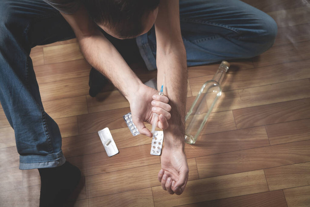 Drug addict man with a syringe. Addiction, Death - Foto, Imagem