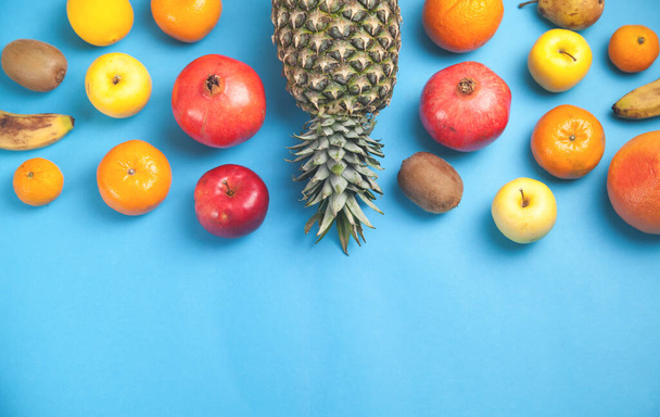 Frutas frescas em um fundo azul. - Foto, Imagem
