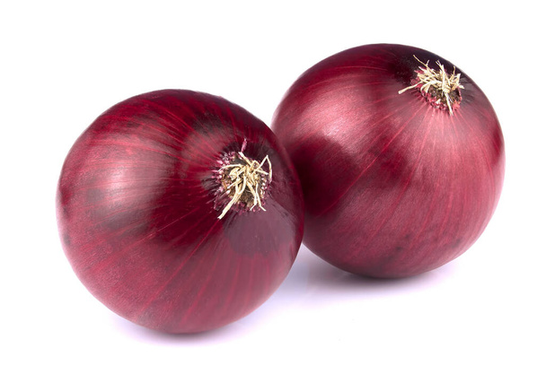 Φρέσκο κόκκινο κρεμμύδι απομονωμένο σε λευκό φόντο. Υγιείς υπερτροφές - Φωτογραφία, εικόνα