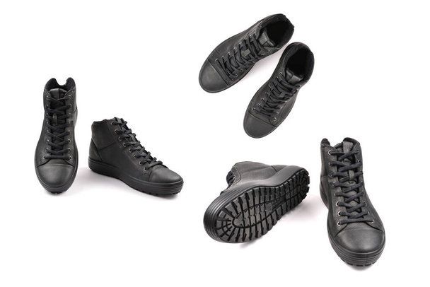 Ανδρικά μαύρα δερμάτινα παπούτσια και μαύρη κάμερα σε μαύρο φόντο. Αντιγραφή χώρου. - Φωτογραφία, εικόνα