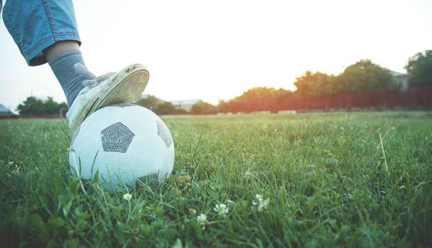 Caucásico chico con una pelota de fútbol en un campo de fútbol. - Foto, imagen