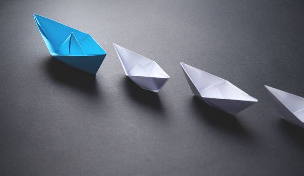 青と白の紙のボート。リーダーシップの概念 - 写真・画像