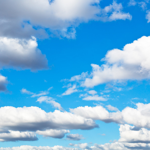 Modrá obloha s bílými nadýchanými mraky - Fotografie, Obrázek
