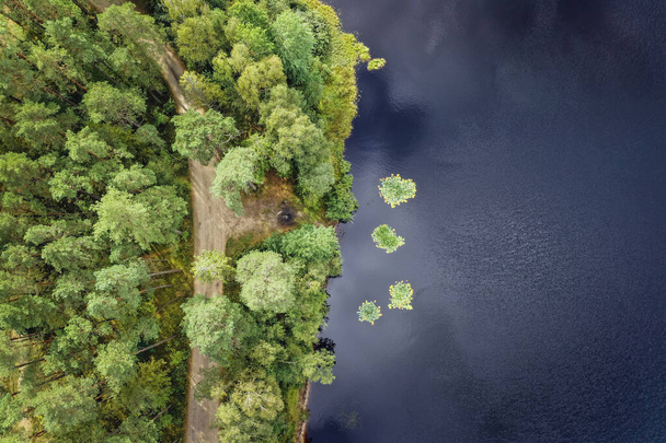 Drone foto de la orilla del lago Stoborowe cerca de la ciudad de Wejherowo, Kashubia regio, parte de la provincia de Poerania de Polonia - Foto, imagen