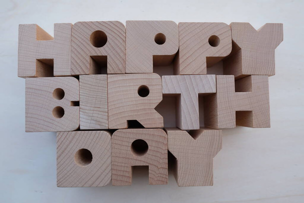 Boldog születésnapot szöveg álló fa betűkkel egy fa fórumon - Fotó, kép