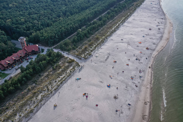 Αεροφωτογραφία παραλιακού δρόμου στο χωριό Ντέμπκι, στις ακτές της Βαλτικής Θάλασσας, στην περιοχή Πομερανία της Πολωνίας - Φωτογραφία, εικόνα