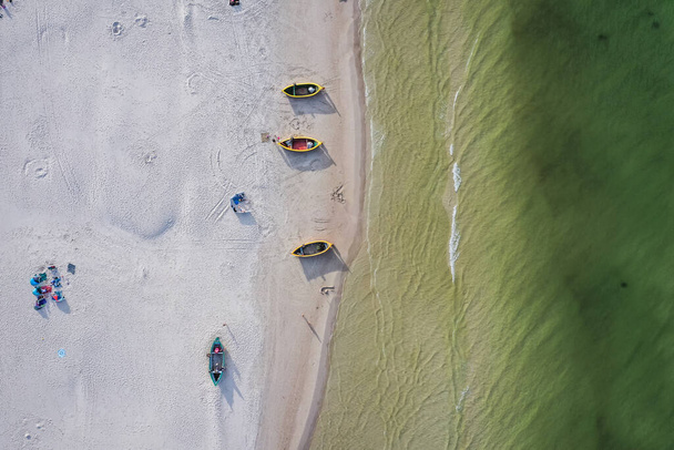 Drone vista de ángulo alto en los barcos de pesca en una playa en Debki pueblo turístico en la costa del Mar Báltico en la región de Pomerania de Polonia - Foto, imagen