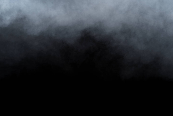 Rook of mist geïsoleerd op zwarte achtergrond - Foto, afbeelding