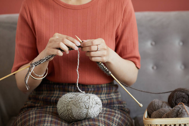 Woman knitting scarf - Fotoğraf, Görsel