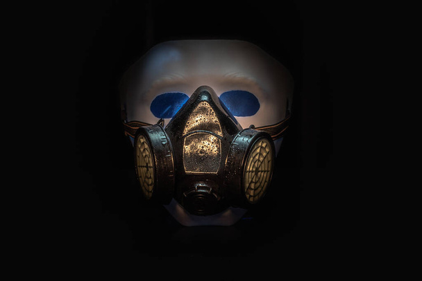 Retrato metafórico de una criatura en una máscara respiratoria - Foto, imagen