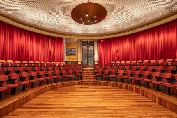 Barcelona, Spanien - 24. Februar 2020: Kleiner Saal mit modernem Deko in der Catalonia Music Hall. Hochwertiges Foto - Foto, Bild