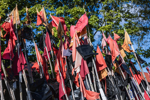 Pêche drapeaux rouges et noirs dans le port sur la lagune de la Vistule dans Katy Rybackie village situé sur la flèche de la Vistule entre la lagune et la mer Baltique en Pologne - Photo, image