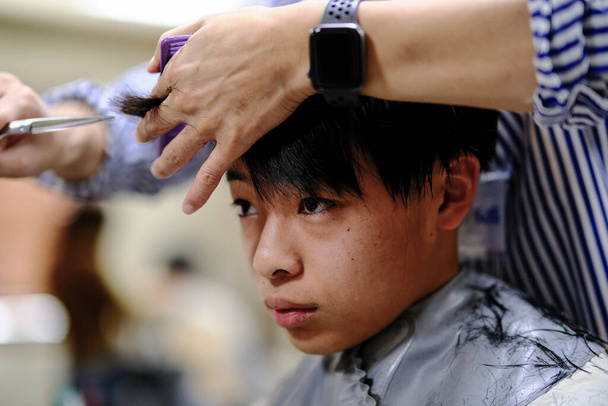 mies leikkaus hiukset Japanissa - Valokuva, kuva
