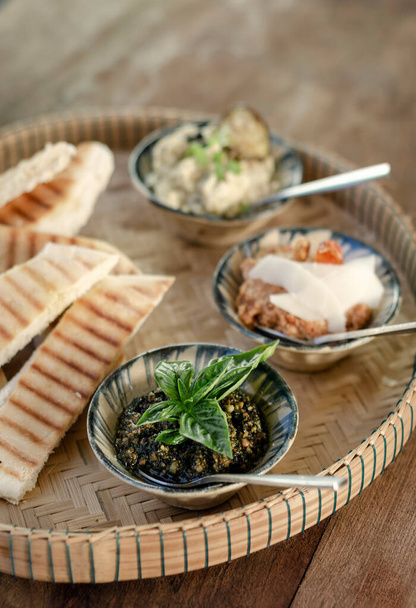 vegetariano turco mezze snack tapas plato en rústico mesa de restaurante de madera - Foto, imagen