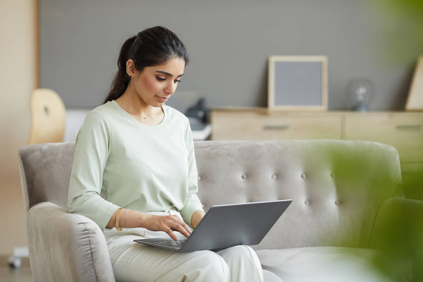 Kobieta korzystająca z laptopa w domu - Zdjęcie, obraz