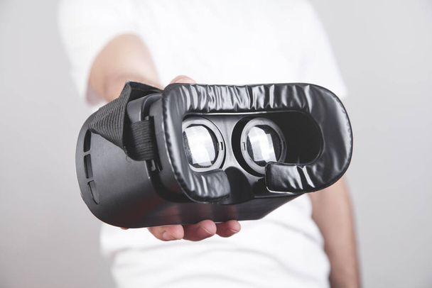 Muž držící VR brýle. Zařízení virtuální reality - Fotografie, Obrázek