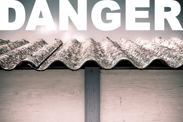 telhado de amianto perigoso - um dos materiais mais perigosos na indústria da construção chamado assassino escondido - conceito com texto de perigo. - Foto, Imagem