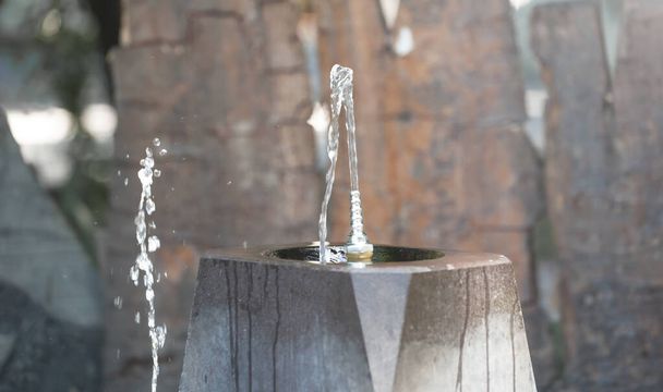 Открытый водный фонтан в парке. - Фото, изображение