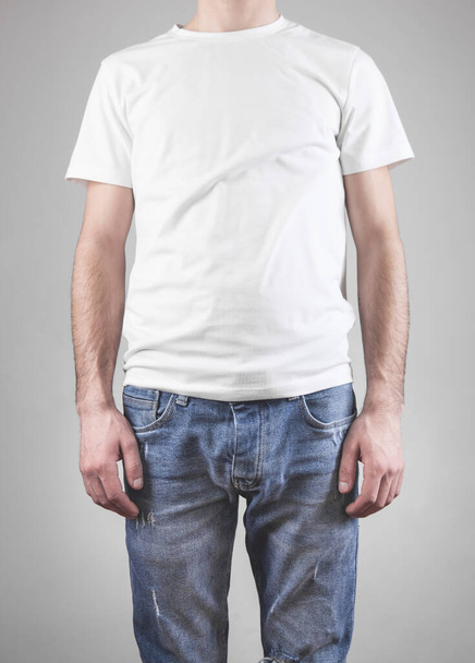  Hombre con una camiseta blanca y jeans.  - Foto, Imagen