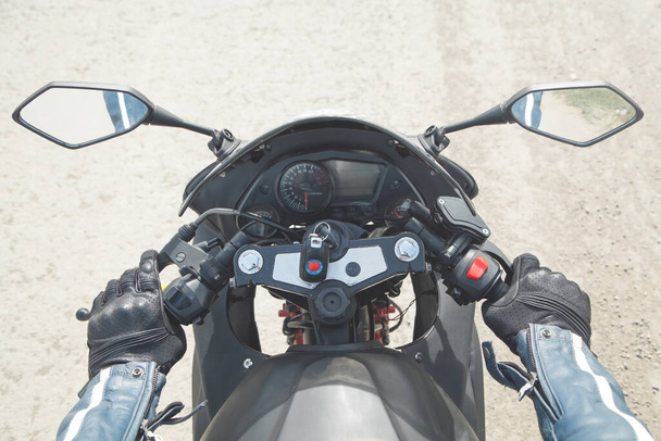 Кавказький мотоцикліст з чорними рукавицями. Транспорт - Фото, зображення