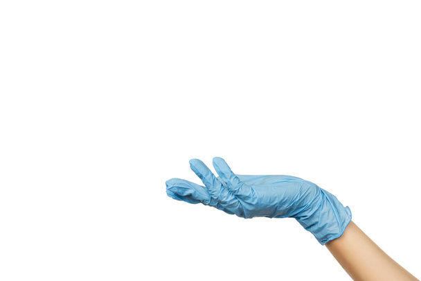 Mano del medico donna in guanti chirurgici sterili blu in posizione di tenuta isolata su bianco - Foto, immagini