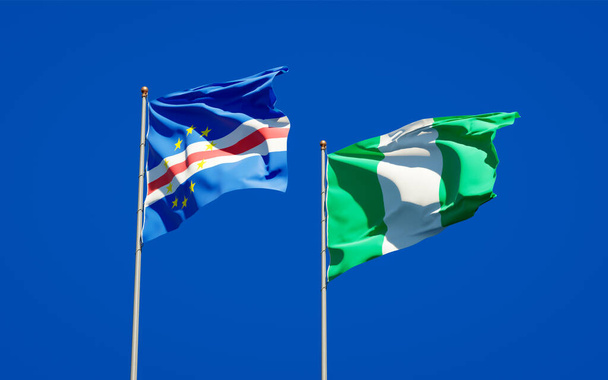 Gyönyörű nemzeti zászlók Nigéria és a Zöld-foki-szigetek együtt az ég hátterében. 3D-s művészeti koncepció.  - Fotó, kép