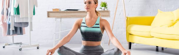Jeune femme pratiquant le yoga à la maison, bannière  - Photo, image