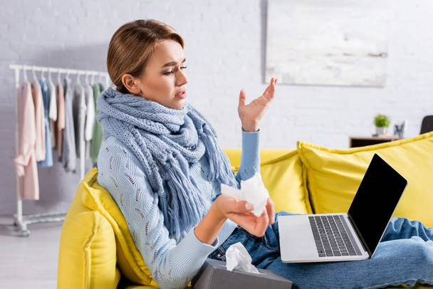 Chorą kobietę trzymającą serwetkę podczas rozmowy wideo na laptopie w domu  - Zdjęcie, obraz