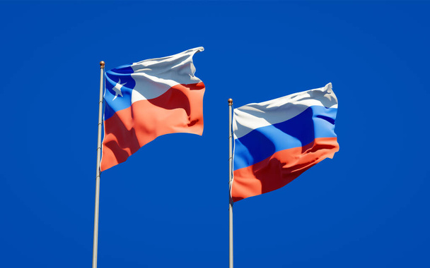 Hermosas banderas estatales nacionales de Rusia y Chile juntas en el fondo del cielo. Concepto de obra de arte 3D.  - Foto, Imagen