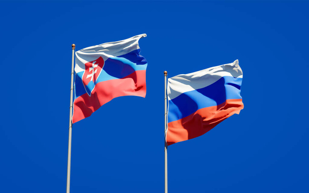 Beaux drapeaux nationaux de la Slovaquie et de la Russie ensemble au fond du ciel. Concept d'illustration 3D.  - Photo, image