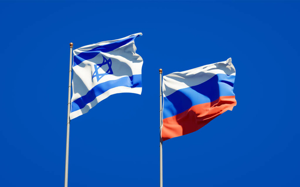 Όμορφες εθνικές σημαίες του Ισραήλ και της Ρωσίας μαζί στο φόντο του ουρανού. Έννοια τρισδιάστατης τέχνης.  - Φωτογραφία, εικόνα