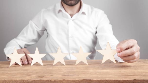 Empresário mostrando classificação de cinco estrelas. Experiência e satisfação no atendimento ao cliente - Foto, Imagem